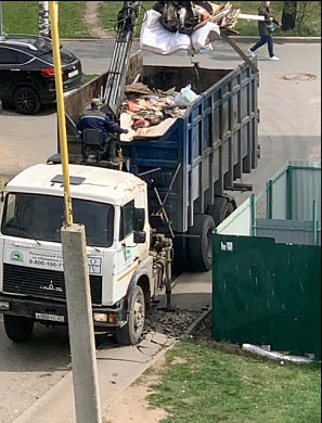 Мусоровоз 7 месяцев разрушает тротуар на Авдотьинской улице в Иванове